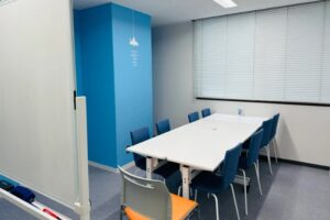 K Village博多駅前校のグループレッスンをする教室の様子を写した写真