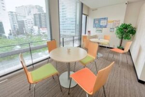 K Village大阪校の自習もできるテラススペースの様子を写した写真