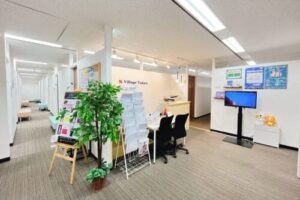 K Village大阪校の受付とその奥に教室がある様子を写した写真