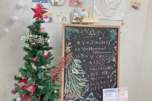 K Village横浜駅前校のクリスマスディスプレイの様子を写した写真