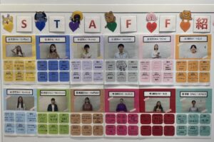 K Village名古屋校の中に掲示されているスタッフ紹介のボードを写した写真