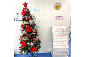K Village立川校のクリスマスディスプレイの様子を写した写真