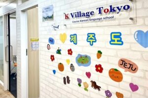 K Village新宿西口校のウォールステッカーが貼られた廊下の壁を写した写真