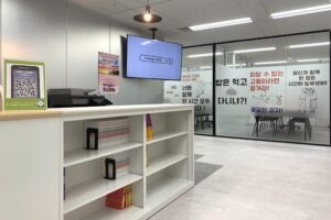 K Village新大久保本校の受付とその奥に教室がある様子を写した写真